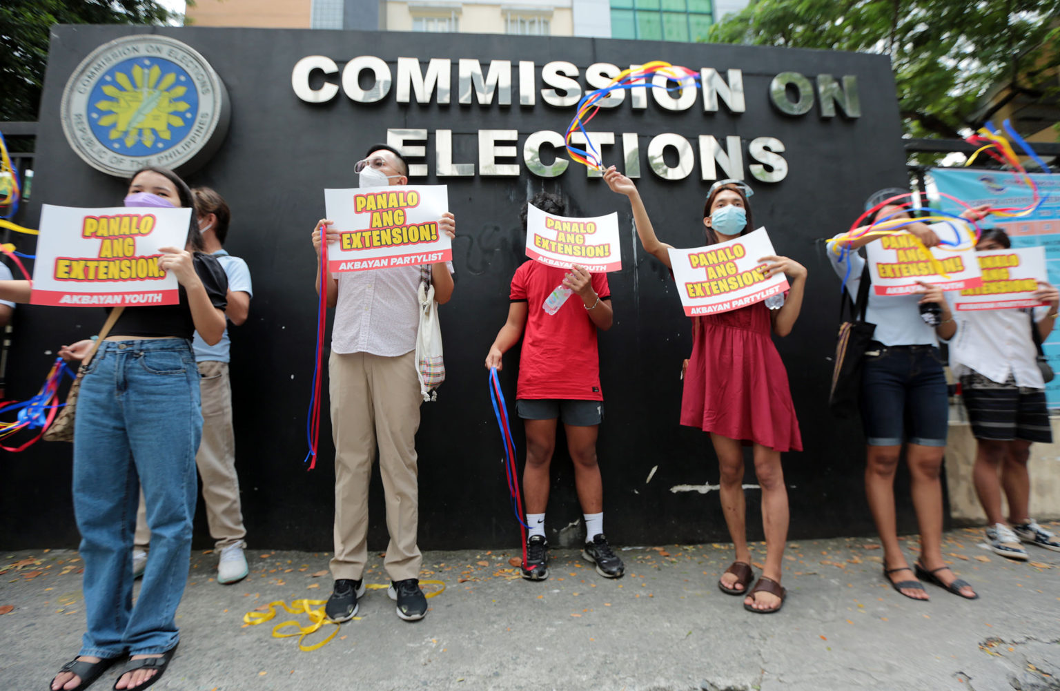 JOYFUL EXTENSION / SEPTEMBER 29, 2021
Akbayan partylist, Akbayan Youth members troop at the Commission on Elections (COMELEC) office in Quezon City on Wednesday, September 29, 2021, to celebrate the commission en banc decision extending the deadline of the country's voters' registration from October 9 to 31.
INQUIRER PHOTO / GRIG C. MONTEGRANDE
